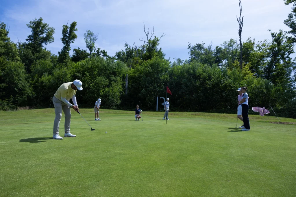 Enfants à l'école de golf