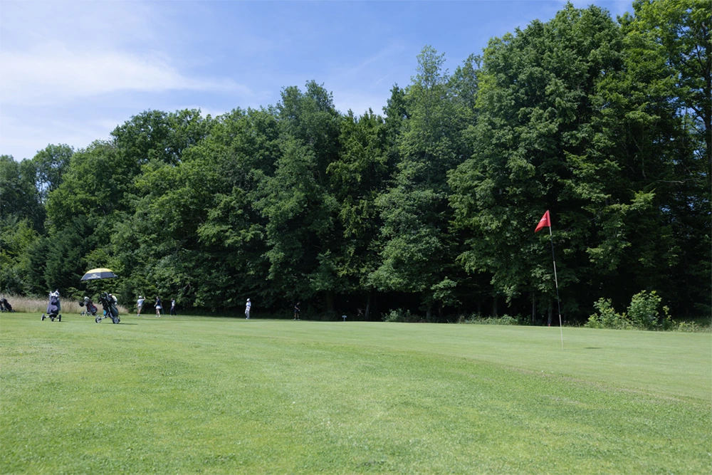Étang et verdure au Golf de Troyes l'Ermitage
